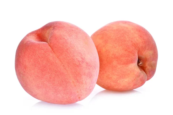 Twee geheel van perzik geïsoleerd op de witte achtergrond — Stockfoto