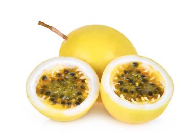 Tutku meyvelerinin yarısı beyaz arka planda izole.