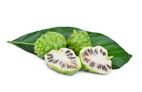 Entero y la mitad de la fruta noni con hoja verde aislado en blanco b — Foto de Stock