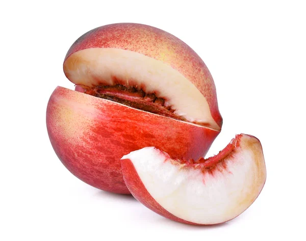 Inteiro e fatia de fruta nectarina isolado no fundo whitie — Fotografia de Stock