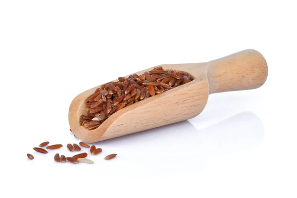 Orez brun în lingură de lemn izolat pe fundal alb — Fotografie, imagine de stoc