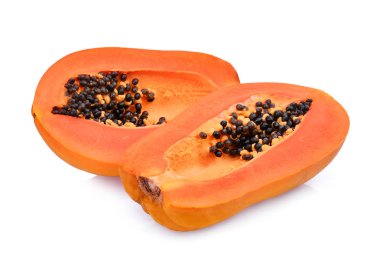 Olgun papaya meyve tohumları üzerinde beyaz adam izole ile yarısı