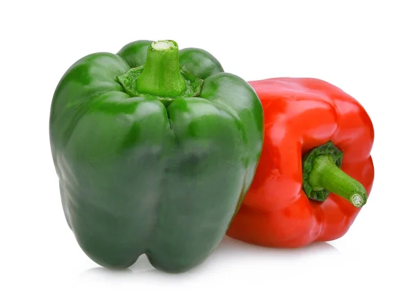 Celé zelené a červené sladké papriky nebo kapie, izolované na — Stock fotografie