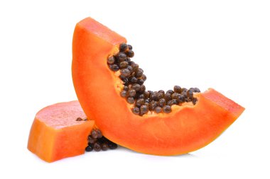 Beyaz arka plan üzerinde izole olgun papaya dilimlenmiş