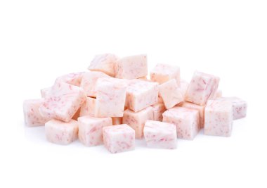 Beyaz arka plan üzerinde izole taro kök küp