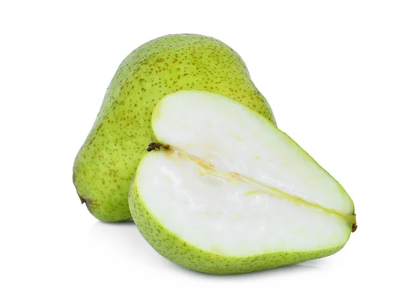 Entero y medio de pera de packham verde aislado sobre fondo blanco — Foto de Stock