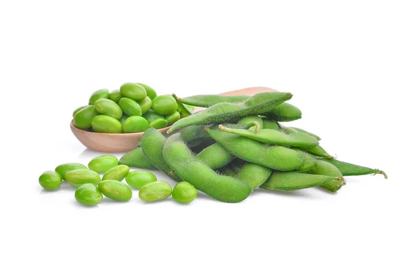 Edamame boontjes in houten lepel geïsoleerd op witte achtergrond — Stockfoto