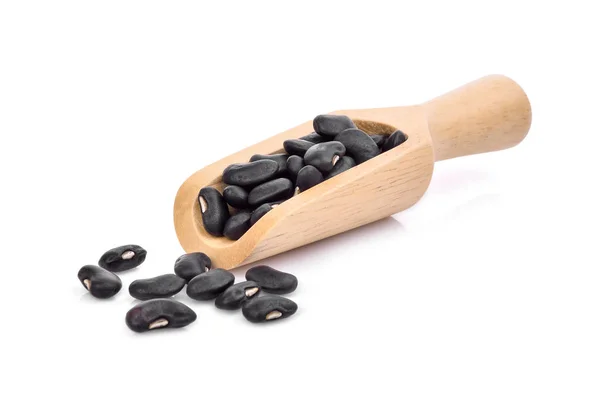 Frijol negro en cuchara de madera aislada sobre fondo blanco — Foto de Stock