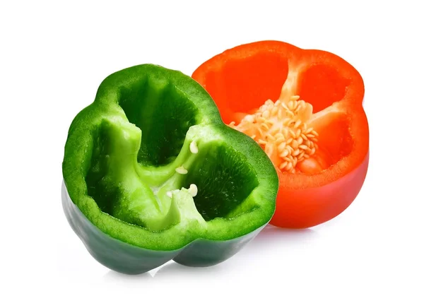 Die Hälfte der grünen und roten Paprika oder Paprika isoliert auf — Stockfoto