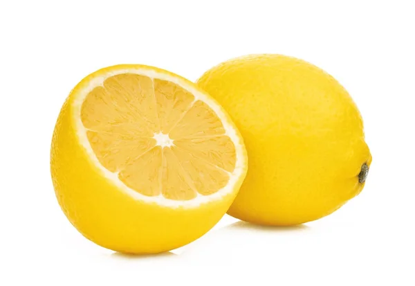 흰색 배경에 고립 된 전체 및 절반 레몬 과일 — 스톡 사진