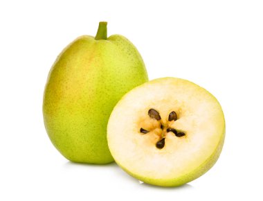 Beyaz arka planda yalıtılmış kokulu armut.
