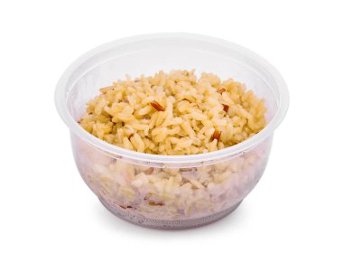 plastik bardak beyaz arka plan üzerinde izole kahverengi pirinç