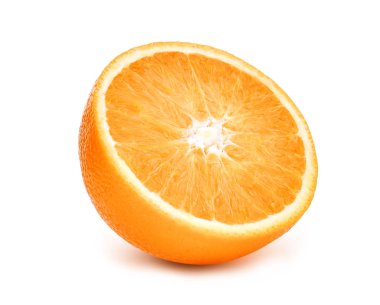 Beyaz arka plan üzerinde izole taze turuncu meyve yarım kesilmiş