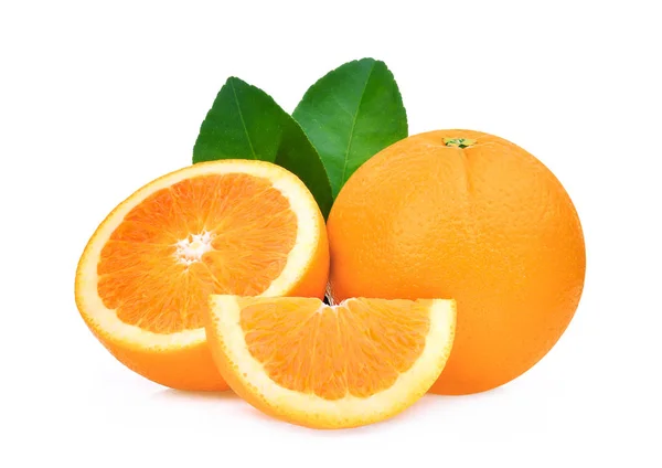 Inteiro e metade de frutas de laranja com folhas verdes isoladas no whi — Fotografia de Stock