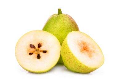 Bütün ve beyaz arka plan üzerinde izole yarım kokulu armut