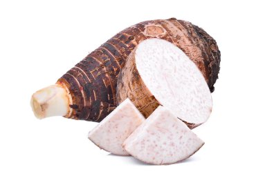 tam ve yarım dilim taro kök beyaz arka plan üzerinde izole