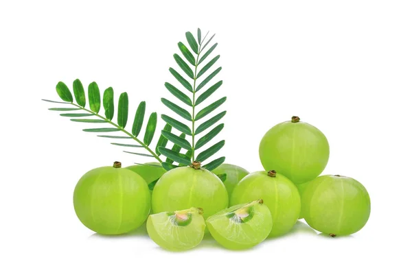 Stapel van Indiase kruisbes fruit met groene bladeren geïsoleerd op wh — Stockfoto