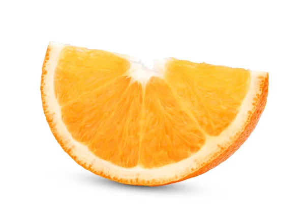 In Scheiben geschnittene frische Orangenfrüchte auf weißem Hintergrund — Stockfoto