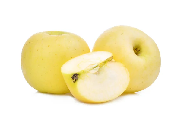 Deux tranches entières de pommes jaunes ou dorées isolées sur — Photo