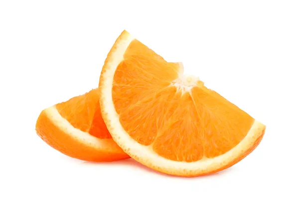 Δύο φέτες φρέσκο πορτοκάλι που απομονώνονται σε λευκό φόντο — Φωτογραφία Αρχείου