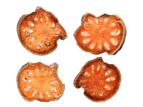 Tè alla frutta secca di Bael (Aegle marmelos) isolato su sfondo bianco — Foto Stock