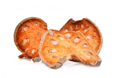 Beyaz backgrou izole kurutulmuş Bael meyve çayı (Aegle marmelos)