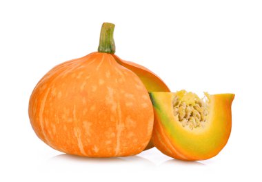 Bütün kabak dilim beyaz arka plan üzerinde izole