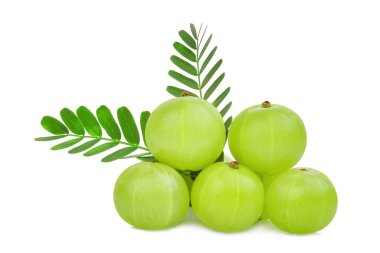 Hint bektaşi üzümü meyve wh izole yeşil yaprakları ile yığını