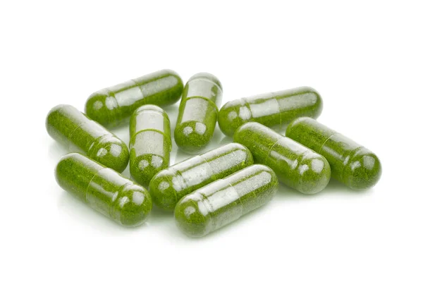 Beyaz arka plan üzerinde izole moringa oleifera kapsül