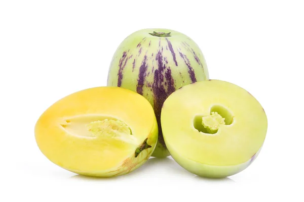 Inteiro e metade de fruto de melão pepino isolado em backgroun branco — Fotografia de Stock