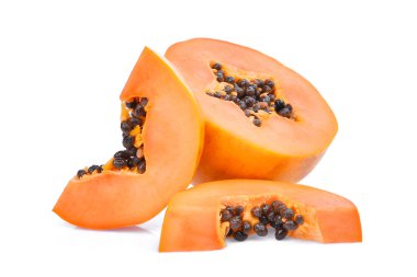dilim ve beyaz arkasında izole tohumları ile yarım olgunlaşmış papaya