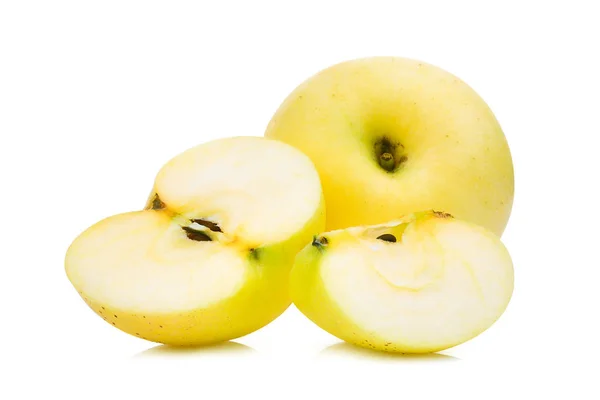 Entier et demi avec tranche d'isolat de pomme jaune ou dorée — Photo