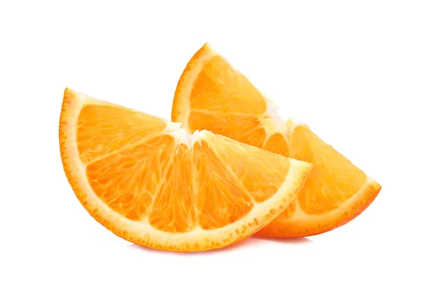 Deux tranches de fruits orange frais isolés sur fond blanc — Photo