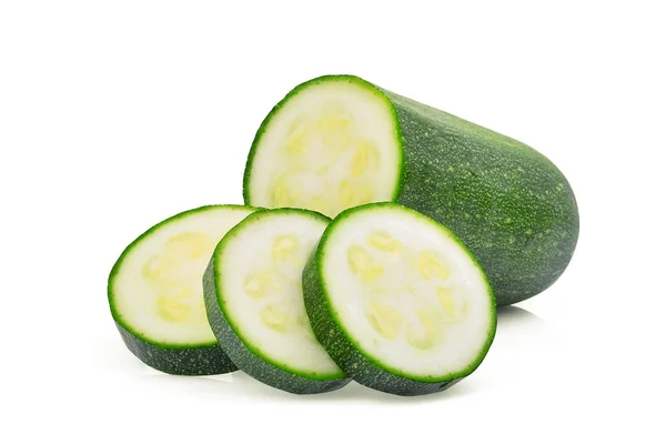 Färsk grön zucchini med skiva isolerad på vit bakgrund — Stockfoto