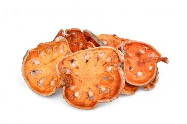 Beyaz backgrou izole kurutulmuş Bael meyve çayı (Aegle marmelos)