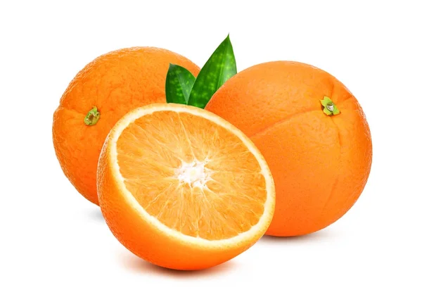 Entero y la mitad de la fruta de naranja con hojas verdes aisladas en whi — Foto de Stock