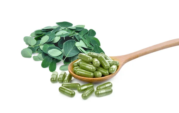 Moringa oleifera capsule in houten lepel met stapel van verse mori — Stockfoto