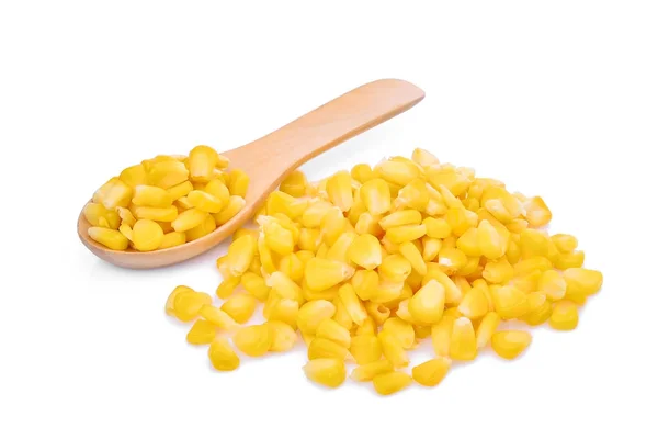 Semi di mais dolce in cucchiaio di legno isolato su sfondo bianco — Foto Stock