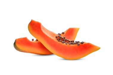 Beyaz arka plan üzerinde izole taze papaya dilimlenmiş
