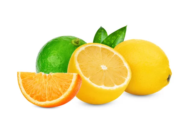 Laranja, limão, limão com folhas isoladas sobre fundo branco, ci — Fotografia de Stock