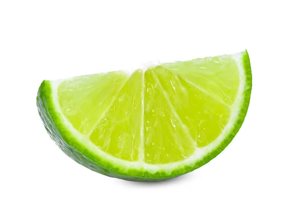 Limão verde fresco fatiado isolado no fundo branco — Fotografia de Stock