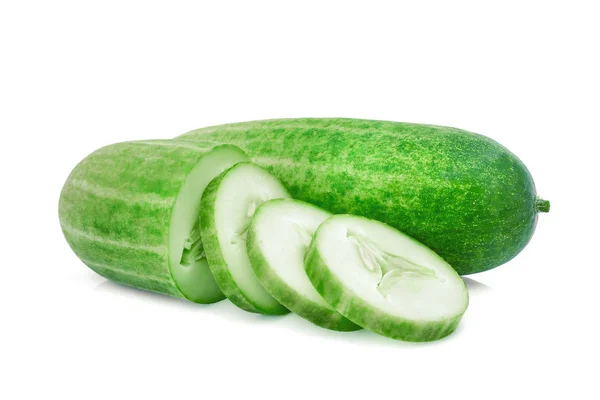 Geheel en plakje verse komkommer geïsoleerd op witte achtergrond — Stockfoto