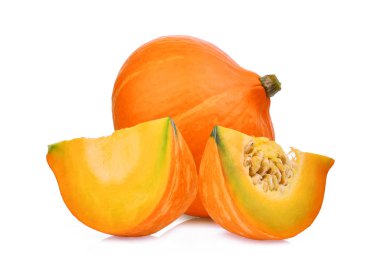 Beyaz arka plan üzerinde izole bütün ve dilim Japon kabak