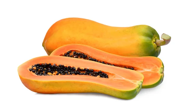 Целые и половина спелых папайи изолированы на белом фоне — стоковое фото
