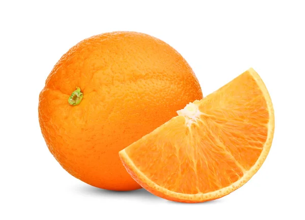 Entera y rebanada de fruta naranja aislada sobre fondo blanco, pe — Foto de Stock