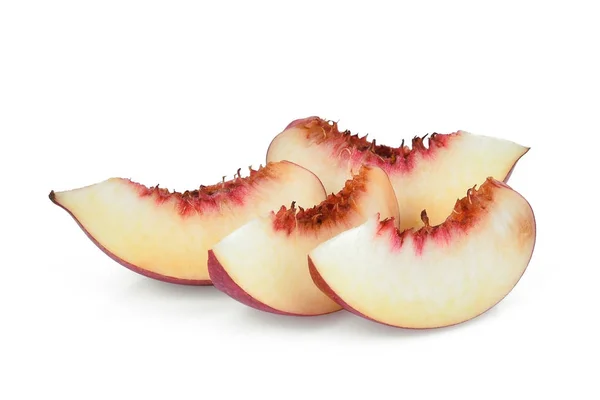 Fruta nectarina fatiada isolado no fundo whitie — Fotografia de Stock
