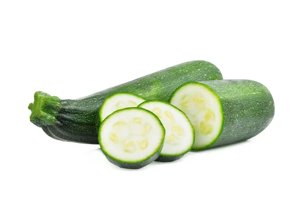 Frische grüne Zucchini mit Scheibe isoliert auf weißem Hintergrund — Stockfoto