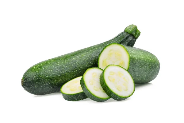 Frische grüne Zucchini mit Scheibe isoliert auf weißem Hintergrund — Stockfoto