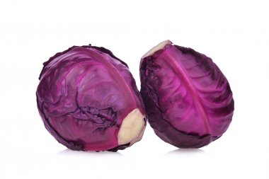 Beyaz arka plan üzerinde izole iki bütün kırmızı lahana sebze