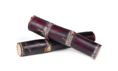 Kahverengi kamış şekeri beyaz arkaplanda izole